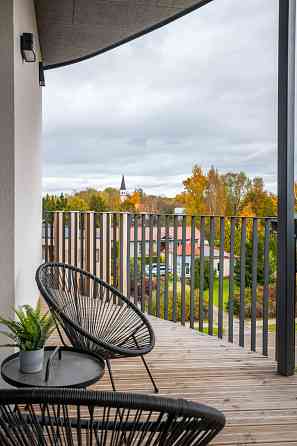 Ekskluzīvā vietā, Siguldas centrā, pieejams 3-istabu dzīvoklis ar plašu terasi.
Pārdod modernu, piln Cигулда