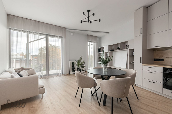 Ekskluzīvā vietā, Siguldas centrā, pieejams 3-istabu dzīvoklis ar plašu terasi.
Pārdod modernu, piln Cигулда - изображение 1