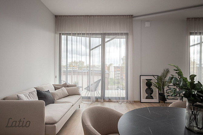 Ekskluzīvā vietā, Siguldas centrā, pieejams 3-istabu dzīvoklis ar plašu terasi.
Pārdod modernu, piln Cигулда - изображение 4