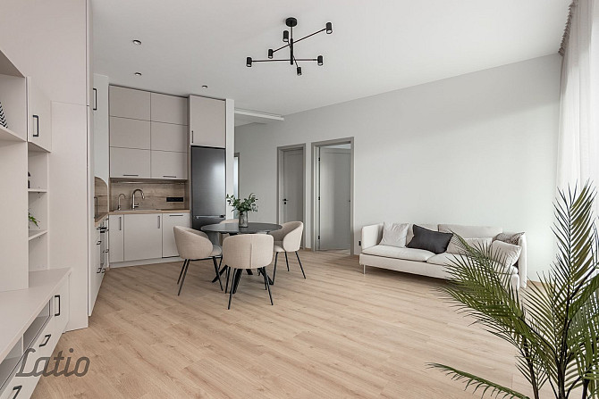 Ekskluzīvā vietā, Siguldas centrā, pieejams 3-istabu dzīvoklis ar plašu terasi.
Pārdod modernu, piln Cигулда - изображение 3