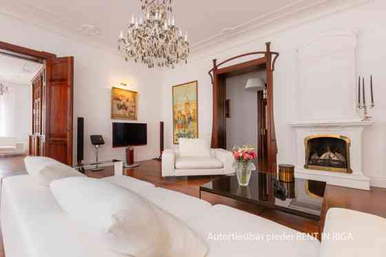 Эта красивая квартира в стиле модерн является смесью романтики и изысканности, Рига