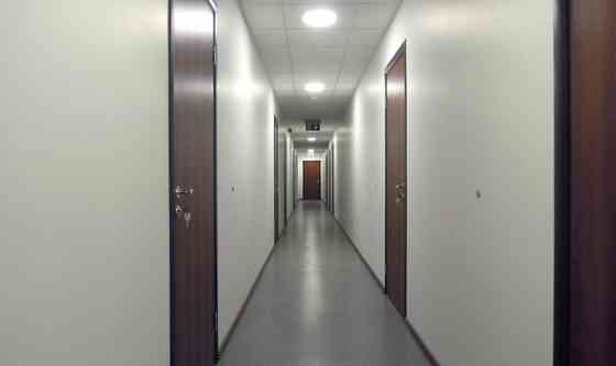 Сдаётся в аренду офисное здание в Ильгюциемсе.  Общая площадь здания: 1500 м 1-й этаж Рига