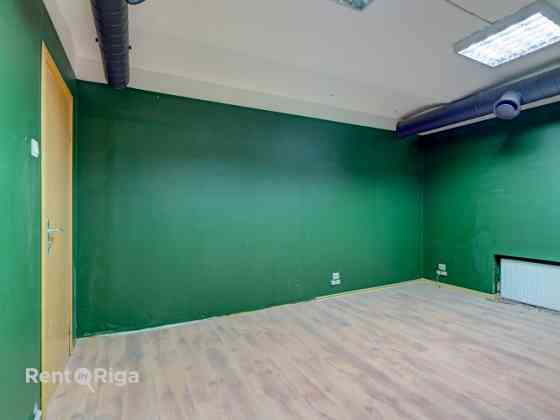 Nomai pieejamas plašas tirdzniecības telpas aktīvā vietā pilsētas centrā.  Tieši pie ēkas atrodas sa Рига