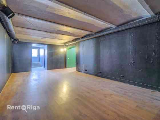 Nomai pieejamas plašas tirdzniecības telpas aktīvā vietā pilsētas centrā.  Tieši pie ēkas atrodas sa Рига