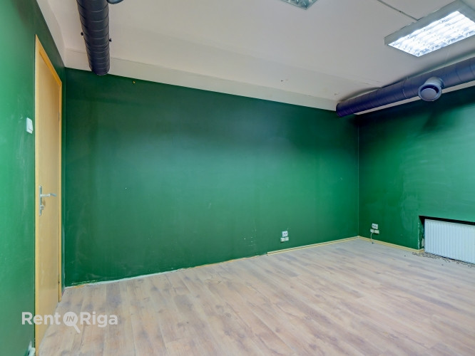 Nomai pieejamas plašas tirdzniecības telpas aktīvā vietā pilsētas centrā.  Tieši pie ēkas atrodas sa Рига - изображение 3