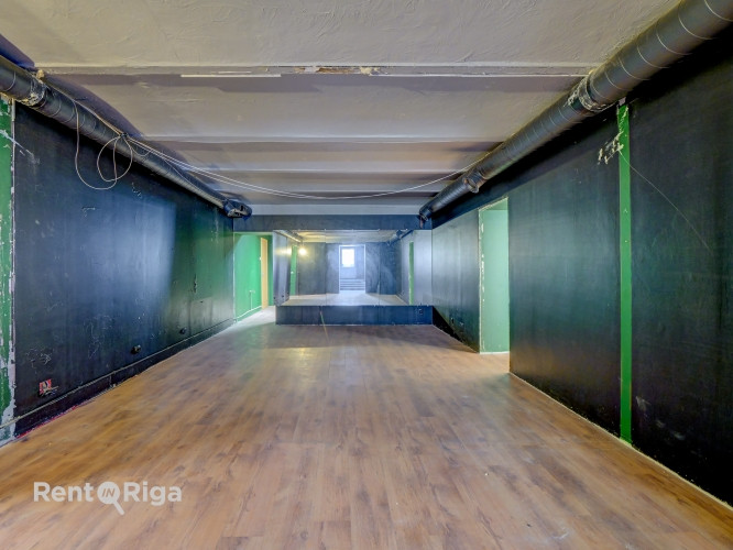 Nomai pieejamas plašas tirdzniecības telpas aktīvā vietā pilsētas centrā.  Tieši pie ēkas atrodas sa Рига - изображение 4