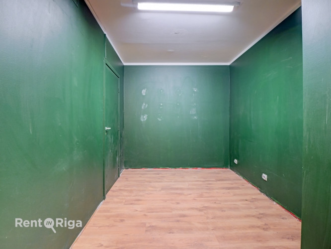 Nomai pieejamas plašas tirdzniecības telpas aktīvā vietā pilsētas centrā.  Tieši pie ēkas atrodas sa Рига - изображение 7