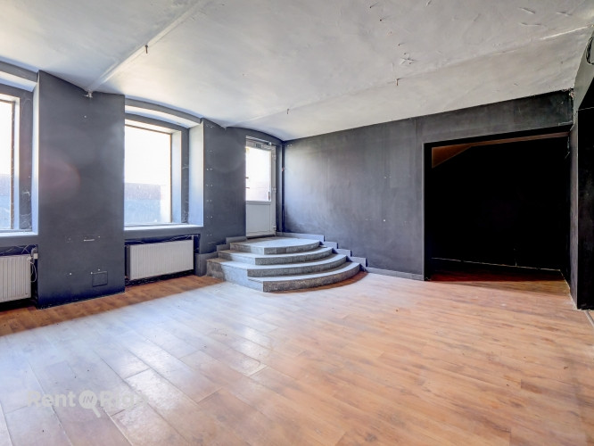 Nomai pieejamas plašas tirdzniecības telpas aktīvā vietā pilsētas centrā.  Tieši pie ēkas atrodas sa Рига - изображение 1