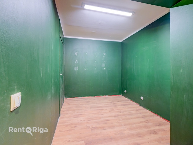 Nomai pieejamas plašas tirdzniecības telpas aktīvā vietā pilsētas centrā.  Tieši pie ēkas atrodas sa Рига - изображение 6