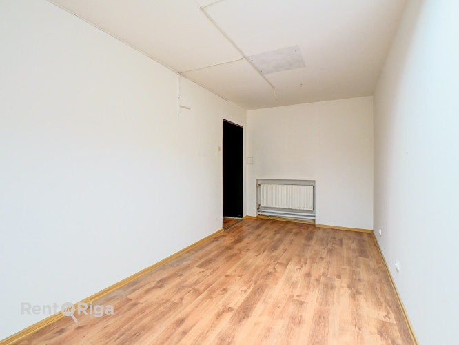 Nomai pieejamas plašas tirdzniecības telpas aktīvā vietā pilsētas centrā.  Tieši pie ēkas atrodas sa Рига - изображение 9