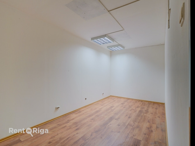 Nomai pieejamas plašas tirdzniecības telpas aktīvā vietā pilsētas centrā.  Tieši pie ēkas atrodas sa Рига - изображение 8