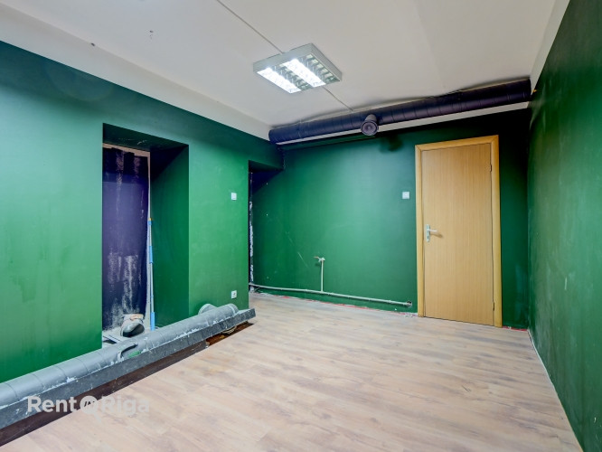 Nomai pieejamas plašas tirdzniecības telpas aktīvā vietā pilsētas centrā.  Tieši pie ēkas atrodas sa Рига - изображение 2