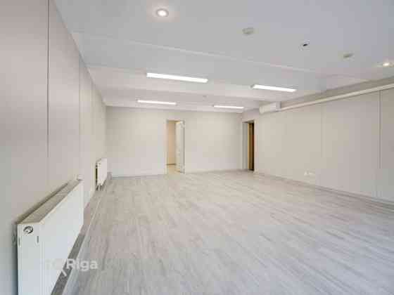 СДАЁТСЯ ОФИС В "KRASTA BIROJI", УЛ. МАЗА КРАСТА 83, РИГА  Офисное помещение площадью 51.6 м в Рига