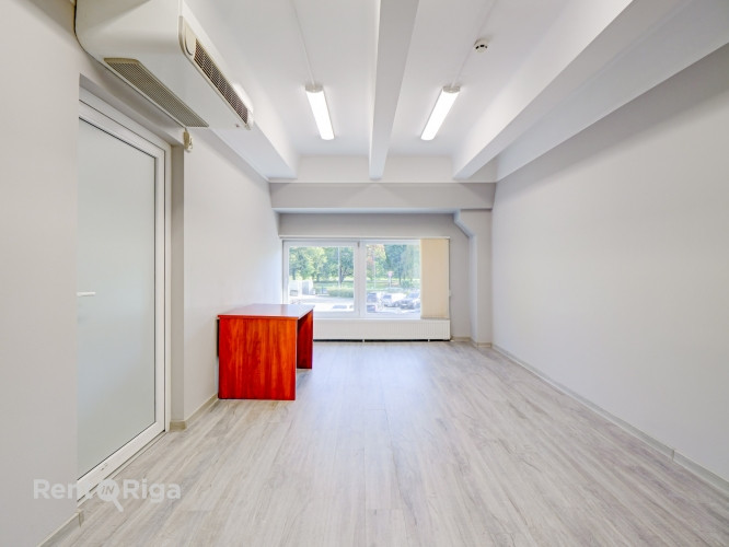 СДАЁТСЯ ОФИС В "KRASTA BIROJI", УЛ. МАЗА КРАСТА 83, РИГА  Офисное помещение площадью 20 м в Рига - изображение 1