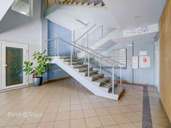 СДАЁТСЯ ОФИС В "KRASTA BIROJI", УЛ. МАЗА КРАСТА 83, РИГА  Офисное помещение площадью 37.3 м в Рига