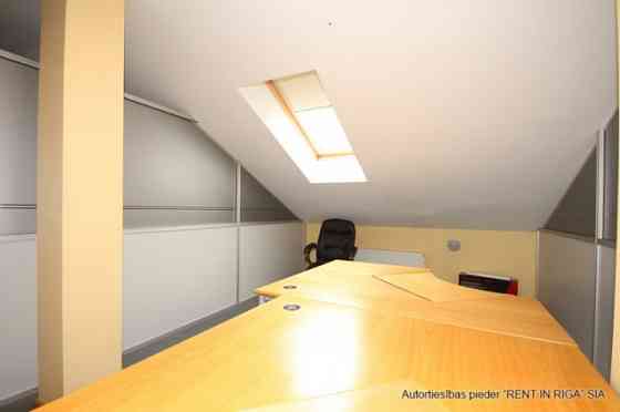 Pirms Salu tilta centra virzienā ar plašu stāvlaukumu.  Bioroja telpas veikala "Fans" ēkas 3. stāvā. Рига