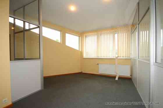 Pirms Salu tilta centra virzienā ar plašu stāvlaukumu.  Bioroja telpas veikala "Fans" ēkas 3. stāvā. Рига