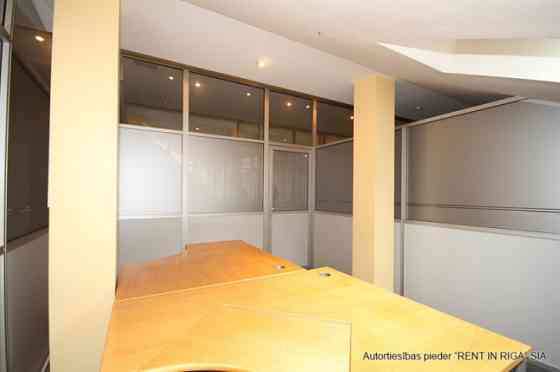 Pirms Salu tilta centra virzienā ar plašu stāvlaukumu.  Bioroja telpas veikala "Fans" ēkas 3. stāvā. Рига