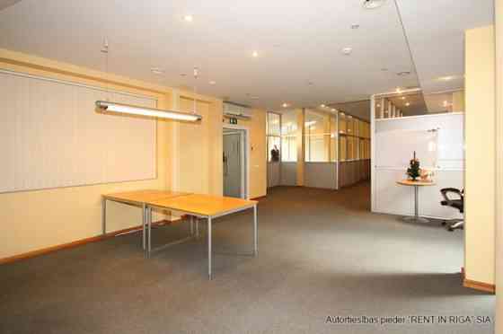 Pirms Salu tilta centra virzienā ar plašu stāvlaukumu.  Bioroja telpas veikala "Fans" ēkas 3. stāvā. Рига