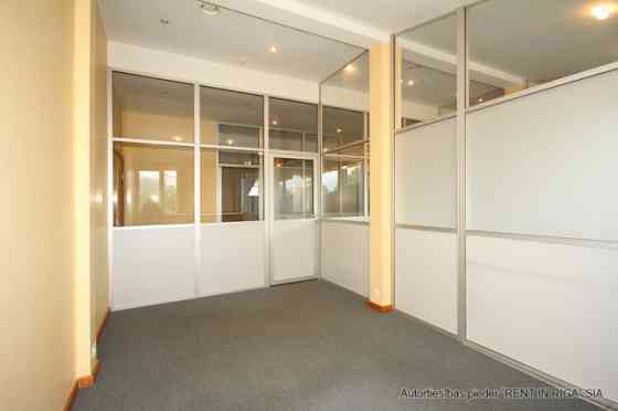 Pirms Salu tilta centra virzienā ar plašu stāvlaukumu.  Bioroja telpas veikala "Fans" ēkas 3. stāvā. Рига