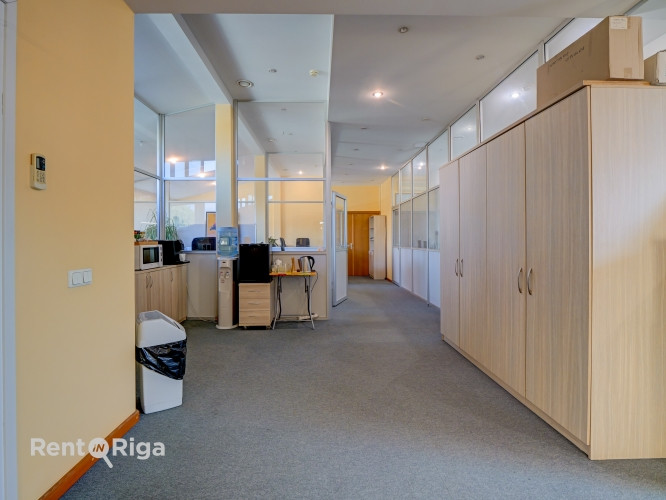 Pirms Salu tilta centra virzienā ar plašu stāvlaukumu.  Bioroja telpas veikala "Fans" ēkas 3. stāvā. Рига - изображение 19