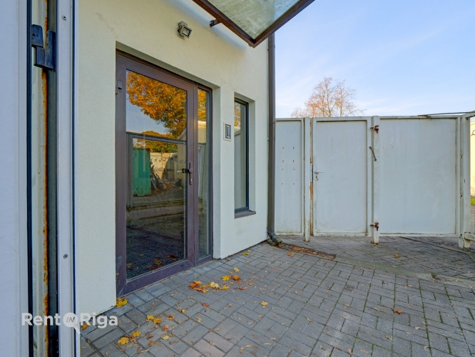 Pirms Salu tilta centra virzienā ar plašu stāvlaukumu.  Bioroja telpas veikala "Fans" ēkas 3. stāvā. Рига - изображение 16