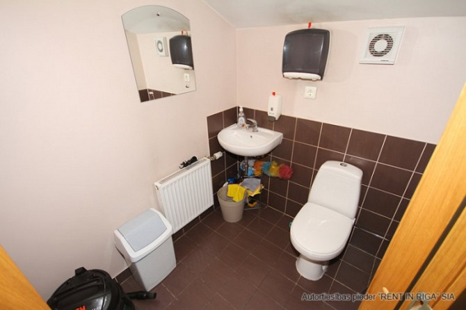 Pirms Salu tilta centra virzienā ar plašu stāvlaukumu.  Bioroja telpas veikala "Fans" ēkas 3. stāvā. Рига - изображение 8