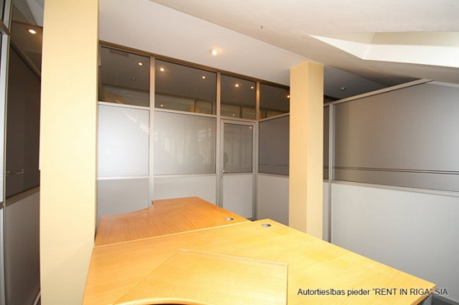 Pirms Salu tilta centra virzienā ar plašu stāvlaukumu.  Bioroja telpas veikala "Fans" ēkas 3. stāvā. Рига - изображение 5