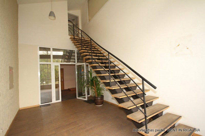 Pirms Salu tilta centra virzienā ar plašu stāvlaukumu.  Bioroja telpas veikala "Fans" ēkas 3. stāvā. Рига - изображение 9