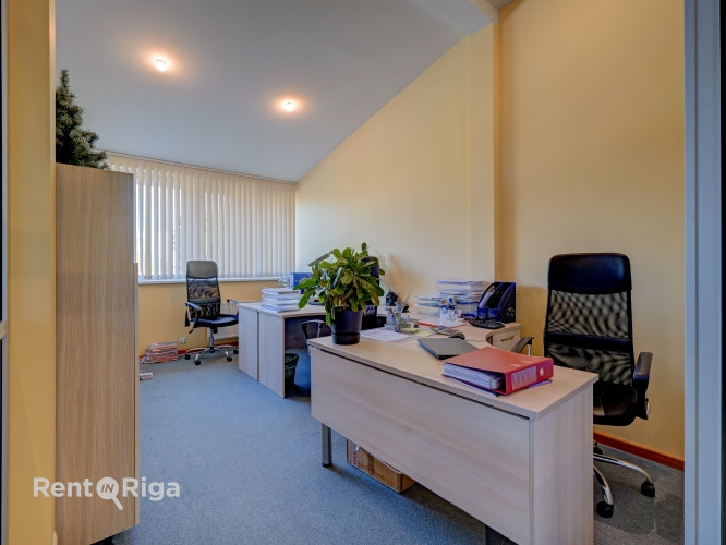 Pirms Salu tilta centra virzienā ar plašu stāvlaukumu.  Bioroja telpas veikala "Fans" ēkas 3. stāvā. Рига - изображение 17