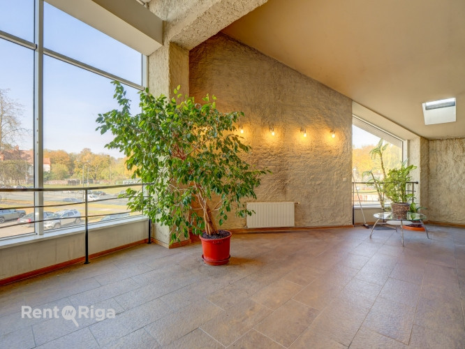 Pirms Salu tilta centra virzienā ar plašu stāvlaukumu.  Bioroja telpas veikala "Fans" ēkas 3. stāvā. Рига - изображение 12