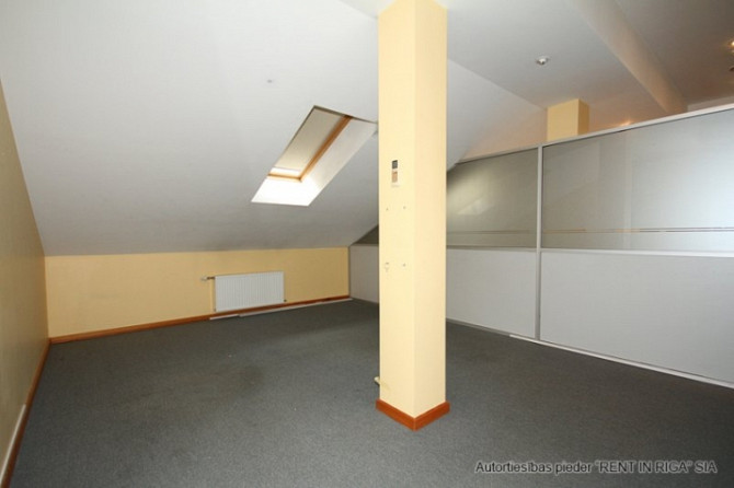 Pirms Salu tilta centra virzienā ar plašu stāvlaukumu.  Bioroja telpas veikala "Fans" ēkas 3. stāvā. Рига - изображение 7