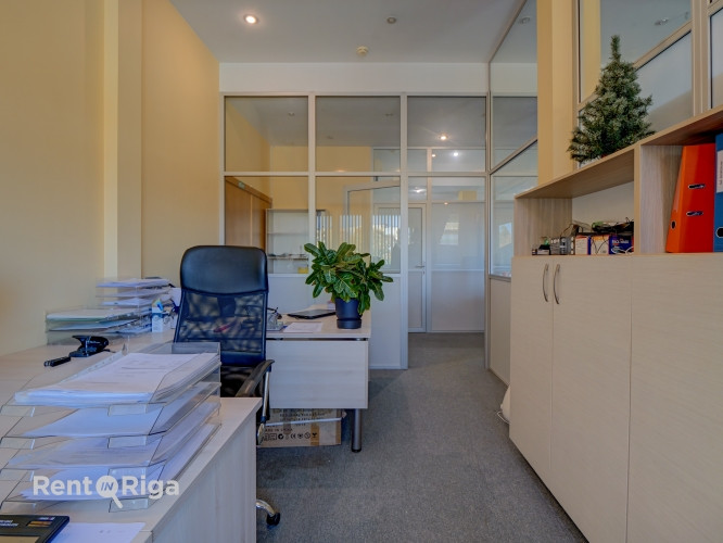 Pirms Salu tilta centra virzienā ar plašu stāvlaukumu.  Bioroja telpas veikala "Fans" ēkas 3. stāvā. Рига - изображение 13