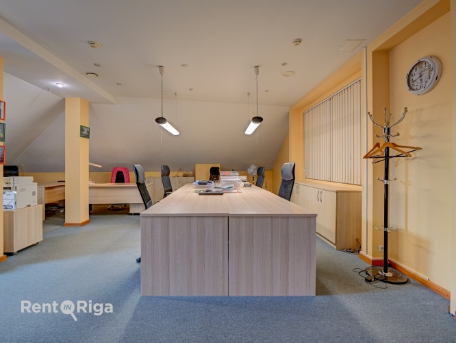 Pirms Salu tilta centra virzienā ar plašu stāvlaukumu.  Bioroja telpas veikala "Fans" ēkas 3. stāvā. Рига - изображение 18