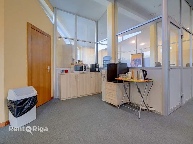 Pirms Salu tilta centra virzienā ar plašu stāvlaukumu.  Bioroja telpas veikala "Fans" ēkas 3. stāvā. Рига - изображение 11