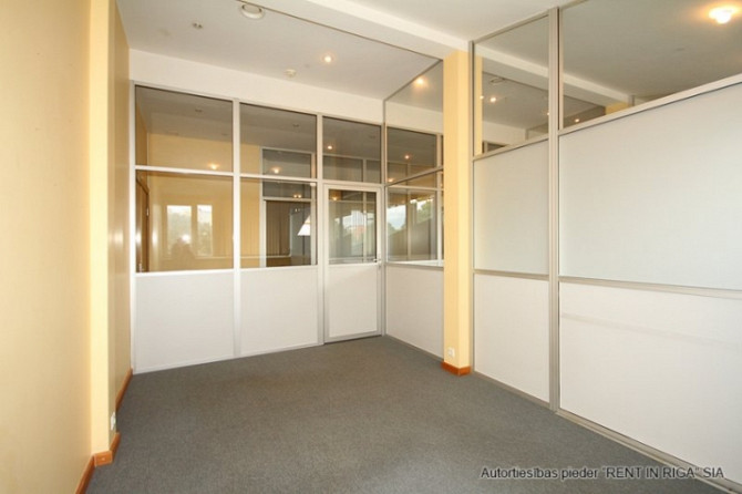 Pirms Salu tilta centra virzienā ar plašu stāvlaukumu.  Bioroja telpas veikala "Fans" ēkas 3. stāvā. Рига - изображение 4