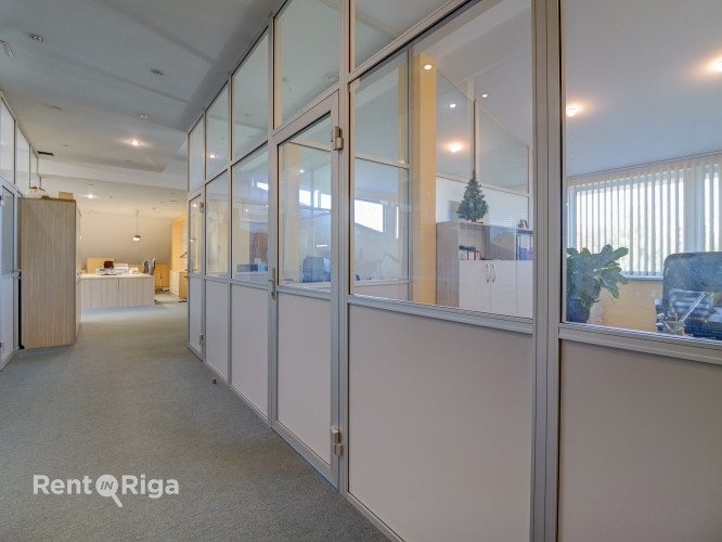 Pirms Salu tilta centra virzienā ar plašu stāvlaukumu.  Bioroja telpas veikala "Fans" ēkas 3. stāvā. Рига - изображение 15