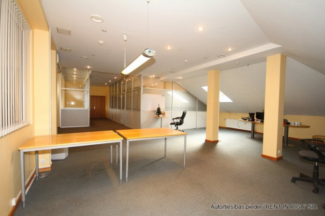 Pirms Salu tilta centra virzienā ar plašu stāvlaukumu.  Bioroja telpas veikala "Fans" ēkas 3. stāvā. Рига - изображение 1