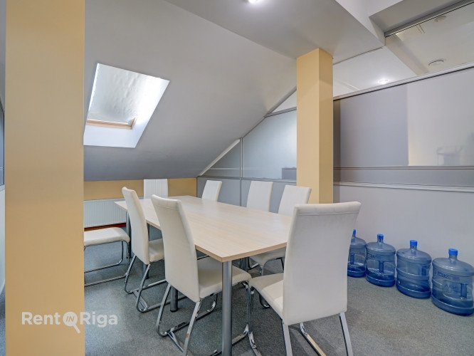 Pirms Salu tilta centra virzienā ar plašu stāvlaukumu.  Bioroja telpas veikala "Fans" ēkas 3. stāvā. Рига - изображение 10