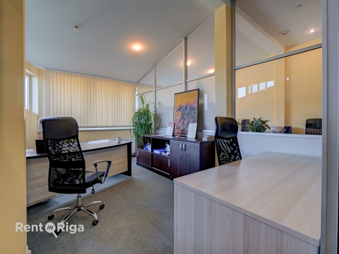 Pirms Salu tilta centra virzienā ar plašu stāvlaukumu.  Bioroja telpas veikala "Fans" ēkas 3. stāvā. Рига - изображение 20