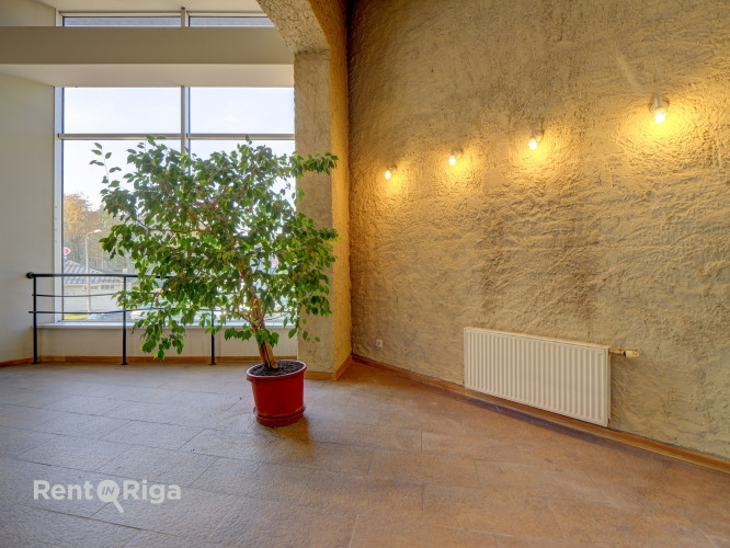 Pirms Salu tilta centra virzienā ar plašu stāvlaukumu.  Bioroja telpas veikala "Fans" ēkas 3. stāvā. Рига - изображение 14