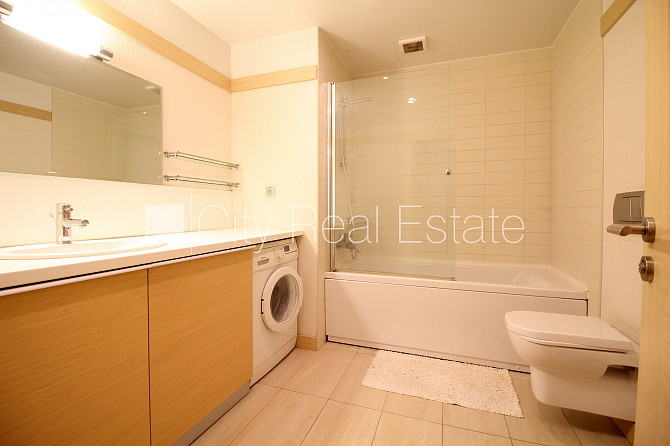 Фасадный дом, реновированный дом, закрытый двор, место для машины, вход с улицы и Рига - изображение 9