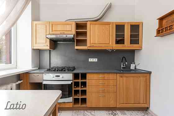 Pārdod lieliski uzturētu, mēbelētu un ar sadzīves tehniku aprīkotu trīsistabu dzīvokli Staļina laika Рига