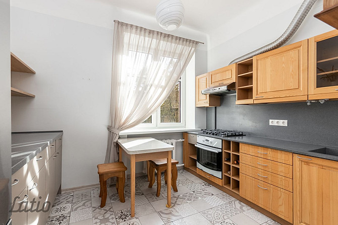 Pārdod lieliski uzturētu, mēbelētu un ar sadzīves tehniku aprīkotu trīsistabu dzīvokli Staļina laika Рига - изображение 1