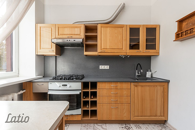 Pārdod lieliski uzturētu, mēbelētu un ar sadzīves tehniku aprīkotu trīsistabu dzīvokli Staļina laika Рига - изображение 2