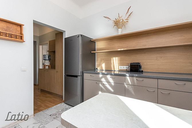 Pārdod lieliski uzturētu, mēbelētu un ar sadzīves tehniku aprīkotu trīsistabu dzīvokli Staļina laika Рига - изображение 3