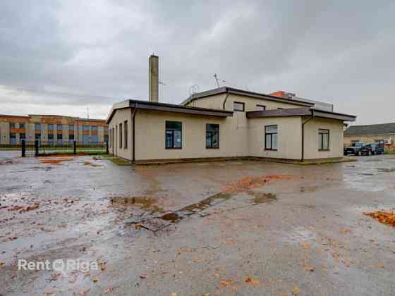 Отдельно стоящее коммерческое здание с просторной прилегающей территорией.  + В Рига