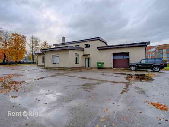 Отдельно стоящее коммерческое здание с просторной прилегающей территорией.  + В Рига