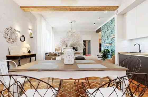 Предлагается в аренду до весны (до мая) очень красивая квартира в Старой Риге. Rīga