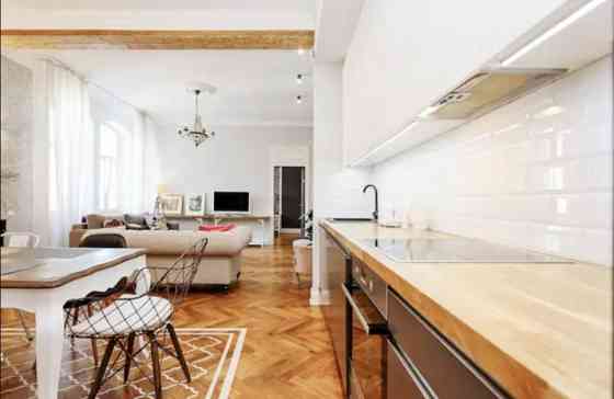 Предлагается в аренду до весны (до мая) очень красивая квартира в Старой Риге. Rīga